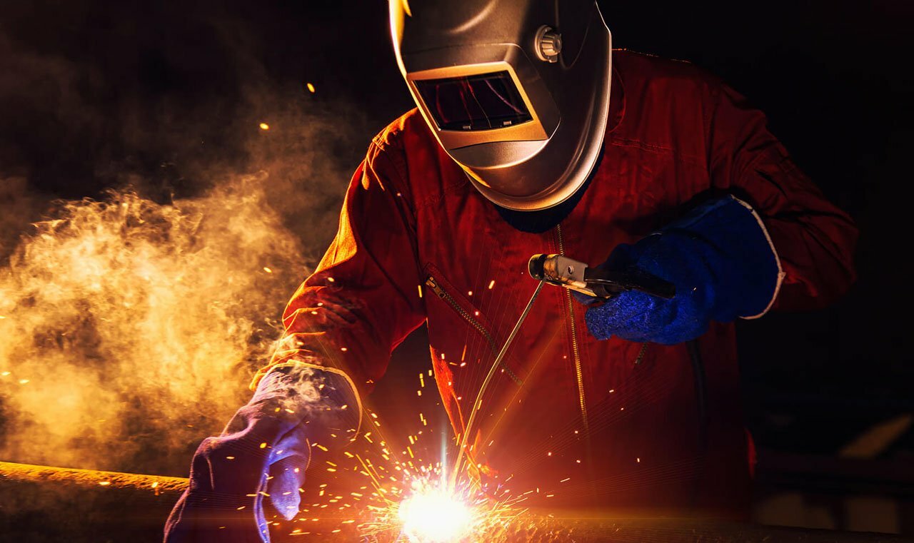 Признаки износа и повреждения защитного стекла в маске сварщика